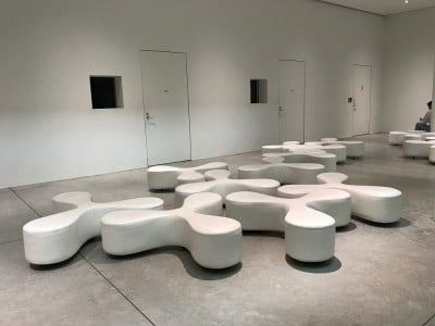 美術館の椅子 座っても美術鑑賞！「金沢21世紀美術館」無料の交流ゾーンで