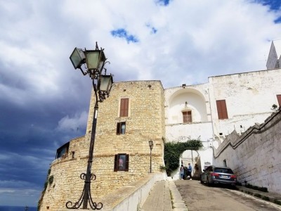 南イタリアの要塞都市「オストゥーニ」は白い迷宮 | ORICON NEWS