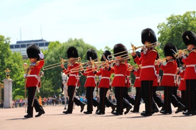 ロンドン名物 バッキンガム宮殿の衛兵交替式を楽しむコツ教えます Oricon News