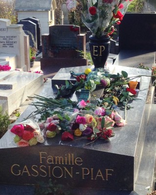 まるで迷路！パリ「ペール・ラシェーズ墓地」でショパンやピアフのお墓
