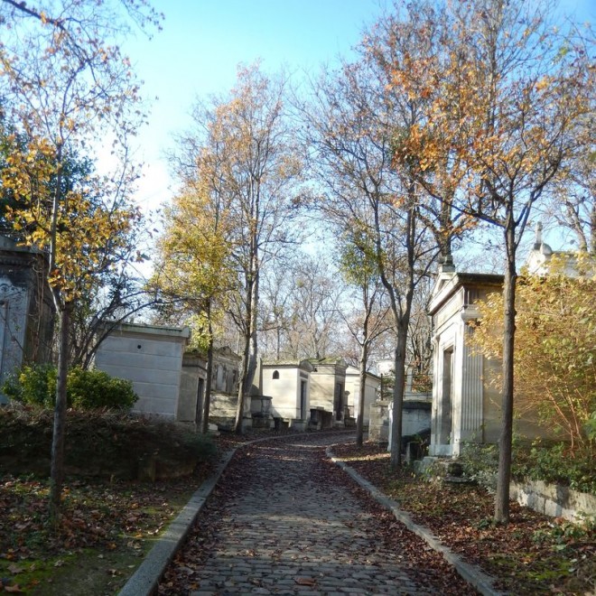 まるで迷路！パリ「ペール・ラシェーズ墓地」でショパンやピアフのお墓 