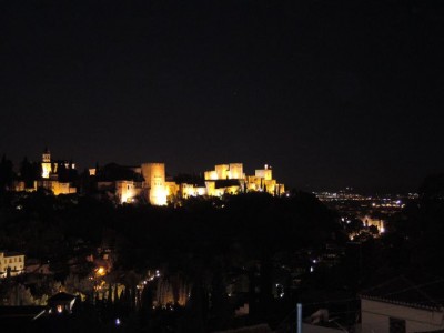 夜のグラナダ旧市街は圧巻の美しさ！世界遺産「アルバイシンの丘