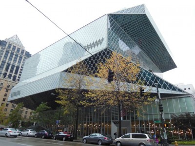 ガラス張りの建物と赤のフロア シアトル 中央図書館 が奇抜すぎる Oricon News