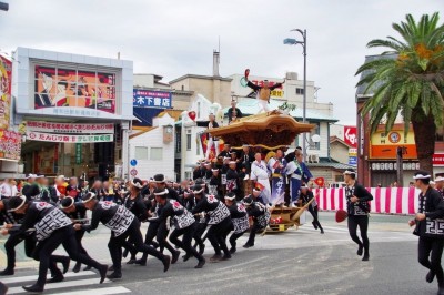 大阪・泉州路に秋の訪れを告げる！勇壮「岸和田だんじり祭」｜eltha