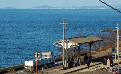 愛媛にジブリの世界が 海に続く線路とトトロトンネル Oricon News