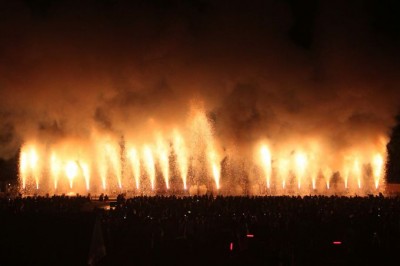 愛知県豊橋は手筒花火発祥の地 炎の祭典 でその見事な炎を体感 Oricon News