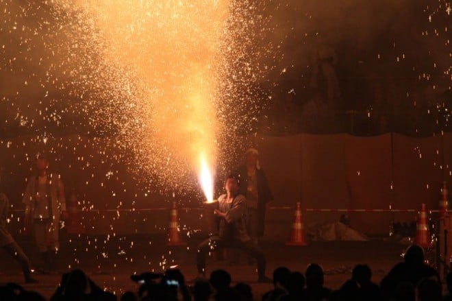 愛知県豊橋は手筒花火発祥の地 炎の祭典 でその見事な炎を体感 Oricon News