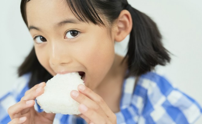 サムネイル 食べすぎると弊害も…！子どもにオススメできない「NGおやつ」。幼児期のおやつが与える影響とは？