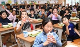 ���Ƃԋ��A�A�Z�����[���[�����H�� �{������80���N�Œ����̊w�Z�ɓ��Y�i���j���[