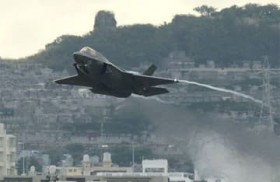 F35�퓬�@�̗����A���w�Z��ۈ牀�Łu�d�Ԓʍs���̃K�[�h�����݁v���� ���勳������