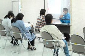 ���X�^�b�t�̋��l�ő��k�E�ʐډ� �Y�Y�s�O�b�W���u�A�g��