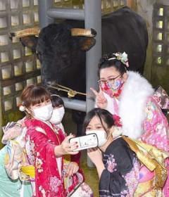 �N�₩�Ȑ��ꒅ�Ƀ}�X�N...�e�n�Ő��l�� �R���i�ЁA���O�J�Â�I�����C���z�M�ŏj��