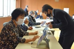 �ǒJ���c��Ƀ^�u���b�g�[���𓱓� �c�_�̐[����o��팸���� �c�����g�����w��