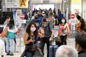 �yEn/Es�zFirst group of Uchinanchu form Hawaii arrives in Okinawa, before the opening of the Festival on the 31st.