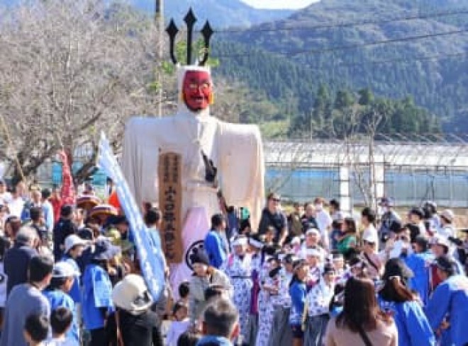 弥五郎どん触れて健康に 山之口で御神幸行列