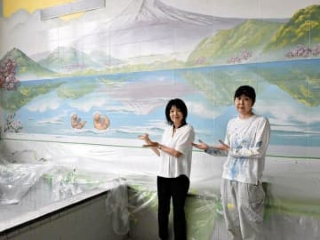 浴室壁画が地域に笑顔を！ いわき健康福祉大沢病院で子供たちが描く明るいアートが完成