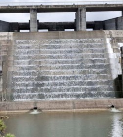 ����E�������̋����_���ŃI�[�o�[�t���[ ��30���[�g���̍^���f�����痬��o��