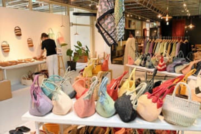 夏を感じる「ライフスタイル展」 バッグやワンピースなど並ぶ 31日 ...
