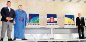 ���j�E��̗��ɎO���낢�̉��ς܂킵����@�����Ζ��̉^����ЁA�g���[���[�ב�ɕ���@�u����𒅂��ė��ꏊ�͗D����ڎw���Ċ撣��v