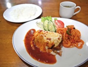 �u���ƂƓ������v�X�ɂ��ދq�ł��ӂ�� �ߔe�s�̐H���K���A39�N�Ŗ� �����ꂽ�u�`�L���ƃ|�e�g�̏d�ˏĂ��v