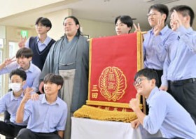 �告�o�E�O�c�ցi��c���o�g�j�ɕ�Z�̉��ς܂킵�@���H��������Ȃǂ�����@�w�Z�J���[�̂��񂶁A���ꏊ����