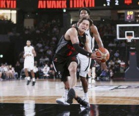 A�����A��G���[�O�I���ɔs���@NBA�P���A���ېe�P����