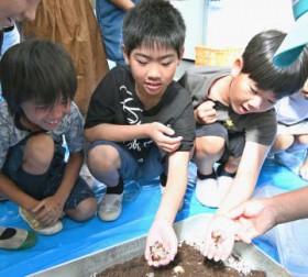 �u���j���j���Ă�v�u�������悭��Ă����v������c���ɋ����ÁX �ߔe�s�̏��w�Z�ŃJ�u�g���V�̓��ʎ���