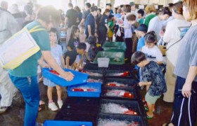 ����ރY�����Ɂu�����߂����v�Ƒ���400�l���Ί� ����E�ɍ]���Łu��3�񂨋��s�v