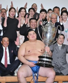 �告�o�H�ꏊ�@��̗��A���j��V�@�L�����Ƃ̌���퐧��