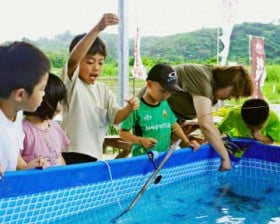 �ނ��Ă����V�Ղ��!�u���܂��v�Ɗ��� ����E���A�m���̃G�r�ނ�x���l�C