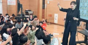 �w�����œ`����u�D���v ����܎s�E���A���w�Z�Łu��b�łȂ���V�������E�v �u�t�̓��T����A�R�~���j�P�[�V�������@���w��