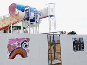 �H������ɃW���x�G�U��!�q�ǂ��̊G�A��^�V��̌��݂̕ǂɍʂ� ����E����s��21���I�̐X����