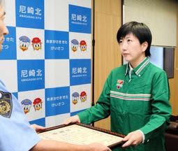 ���̃R���r�j�X���A�q�̎P�����������u�Ɛl�v����@�h�ƃJ�����Ŋm�F�A2����̗��X���Ɍ�������