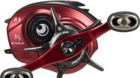 �u���̐ԐF�͂��I�vDAIWA����o�ꂷ��V�^���[���B�C���[�W�J���[���{�f�B�ɍ̗p���A�wSS�}�O�t�H�[�X�x�Ȃǂ𓋍ځB�g���y�ʃ��A�[�ɓ����h����1��ɁB