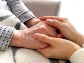 「高齢の親に自身の病気を伝えるべき?」「心配かけたくない…」悩む50代相談者へのアドバイス続々