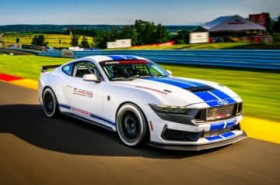 �X�[�p�[�ϋv��7��x�m�ɓ˔@�g���C�A���Ƃ��ĐV�N���X�wST-USA�x���a���B�}�X�^���O�A�R���x�b�gC7 GT3-R���Q���