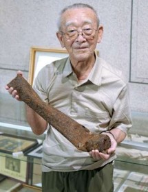 �悭���ꂽ�������̒��B�ґ���g�񂾕ċ@���������P�����B�����щ��B25�B�@�e�����ĕ��̎p��؂̉A���猩�Ă����B�u�`�L�V���E�v�ƕ����������y�،� ���p���푈�z