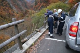 �z���C�g���[�h�Ŏԓ]���A�j��2�l���S�@���ԏ�̍�˂��j��20?���Ɂ@�g�t�����q�ō��N��Ԃ̐l�o