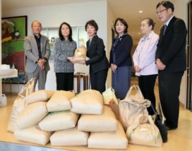 �����{��{�݂ɕĂ�326�L����t�u�H�א���̎q�������A�{���ɂ��肪�����v���s