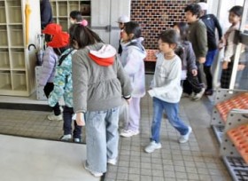 ���x�݂ɕt�߂ŃN�}�ڌ��z��@����ɔ������P���@�X�����ˎs�E������