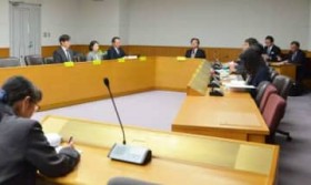 ���������c��̋c�����萔�ǂ��Ȃ�?�@�����ψ���������ʂ�̎��Ē񎦁@�c�_�܂Ƃ܂炸�A����Ɍ��_�����z��