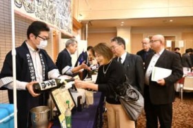 ���D�Ƃ����������̎��ɐ�ہ@�����s�Ŏ𑢑g���u�t���̉��v