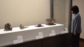 ���O�s�o�g�̉̐l�E�����w�� ���@�֕v�̑I�肷����@�s���p�قŊ��W�u�n��̕�v�Љ�