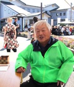 ���ꌧ�b��s�ɂ���u�E�҂̉w�v�@��ďグ���̂́A78�Βn���j���u�w�ƂƂ��ɂ������l���v