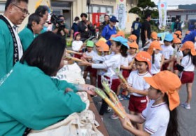 �u�~�����N�ɉ߂����āv����E���鑺�����{����錾 12��12���u���ɂ񂶂�̓��v�ŋL�O���T