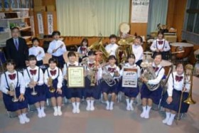 �ŏ�15�l�őS���ŗD�G�܂ɋP������ӏ����ǃo���h�\�\�u�̋�?��]�ւ̏���?�v�B���K���ɋ��L�����̂͌×��̕��i�c�ҋȎ҂��삯���܂́u���������v