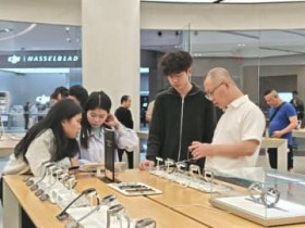 �C��ȂŖƐŃV���b�s���O����l�C�A���X�q�����u���ցv�O�̐��{�Ɂ\����