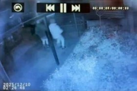 ������H�J�˂�15�Z���`�J���Ă���c�ߑO2��25���A�h�J���ɉf��2�l�B�������̐��ɍQ�Ăē��������\�\�g�󂫉Ɓh�_���̐ޓ��A�O�N��4�{�ɋ}���@�����A�O���l�ƍ߂Ƃ̊֘A�́H