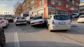 �g�\���ԁh����7?8��ɏՓˁc�X�̓p�j�b�N�Ɂ@���Ƌ���18�Βj�ɔ�����32���~�@�g���R