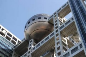 �N���N�n�̃e���r�Ɏ����҂���A�B�������猩�������uCM�v�̐헪�I���l